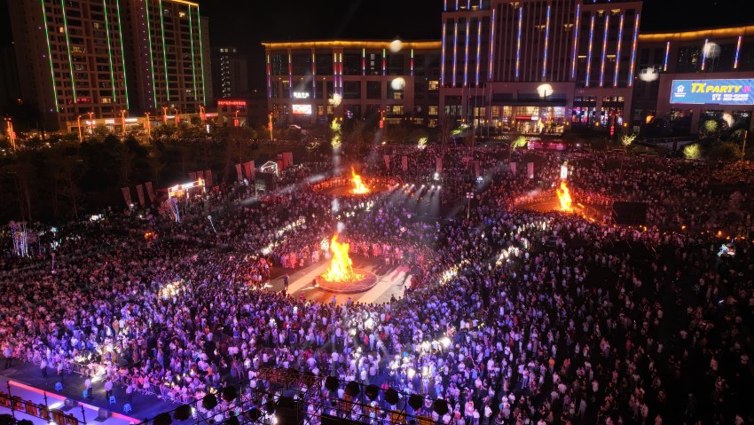 5天收入1.8亿元 马边火把节燃爆盛夏