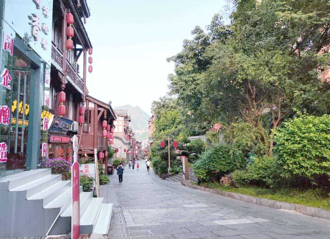 茅台镇之旅:从赤水河畔到台圣寺的探寻