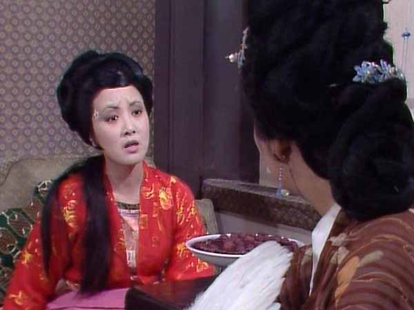 芳官赵姨娘打架,晴雯为什么遣人叫探春?她是不是情商低?