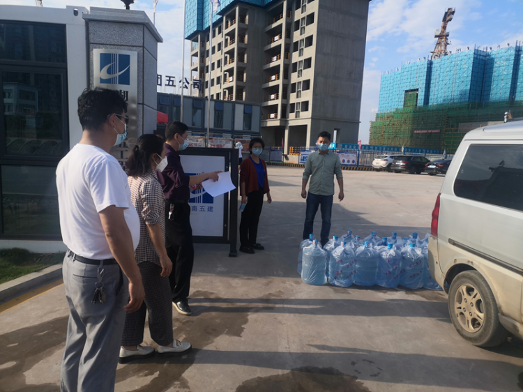 助力疫情防控,荷塘区住建局为工地送去防疫物资