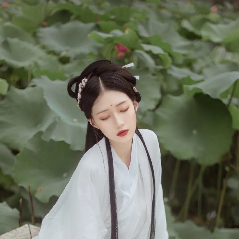 《皇叔不可以》穿回古代,她带着眼中的芯瞳片开启了逆袭之路!