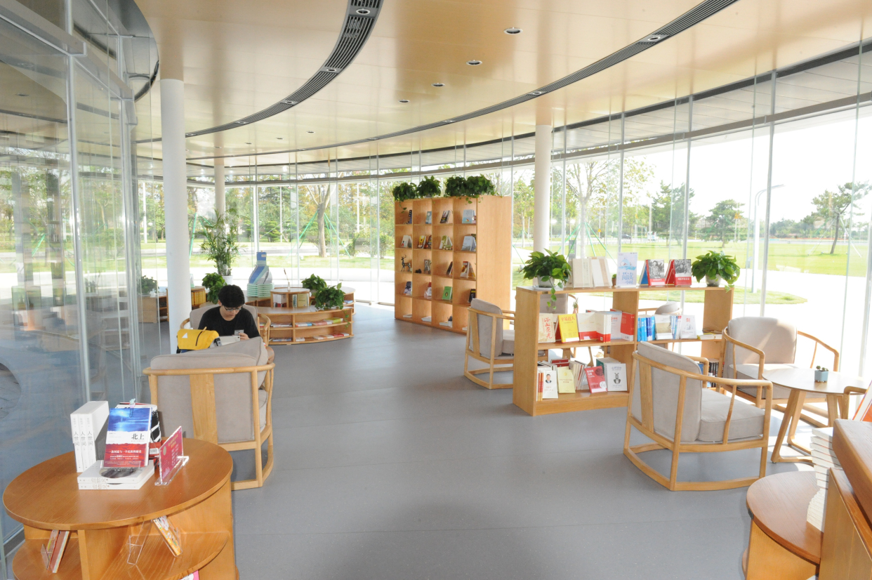 威海荣成市一处城市书房,深受当地群众欢迎  苏锐 摄