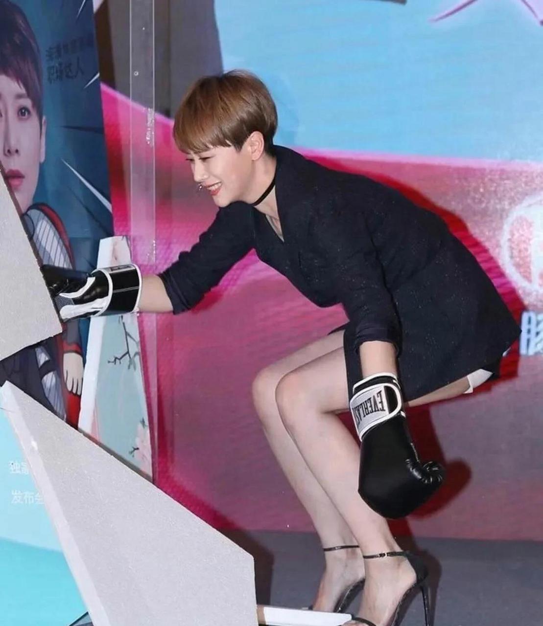 天啊,看看海清的大腿吧,真是够粗壮的,穿着这高跟凉鞋,确认性感十足啊