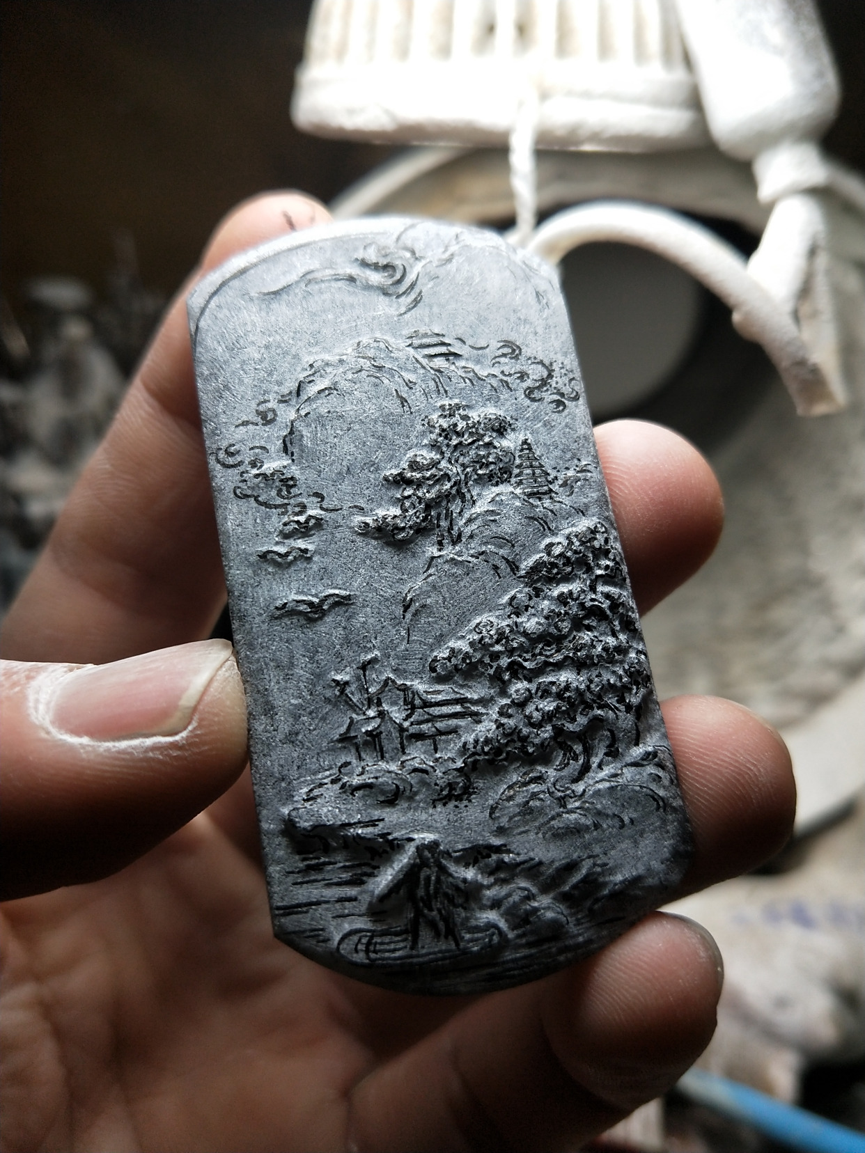 翡翠雕刻玛瑙底冰乌鸡山水牌