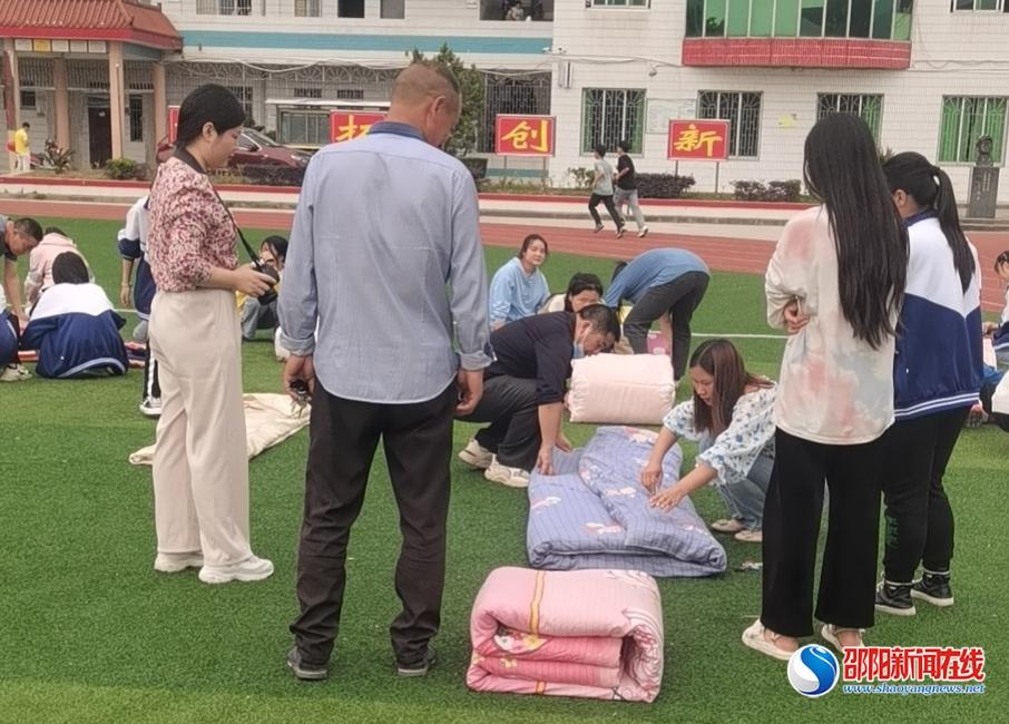 隆回县六都寨镇中学开展"睡眠管理"活动