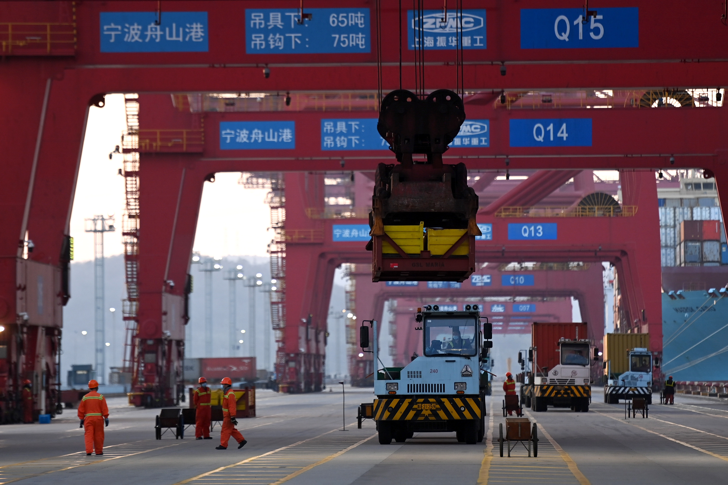 探访宁波舟山港:年货物吞吐量连续14年居全球第一