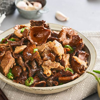 这道枞树菇炒肉美味下饭,连着吃都不腻