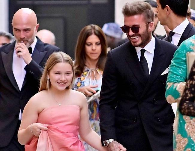 万人迷与小七嘴对嘴!父女甜蜜自拍,11岁哈珀长大了,明显早熟