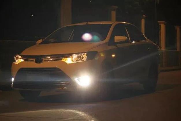 打开汽车转向灯,闪光器吱吱响,闪光灯不闪一直亮是哪的毛病?