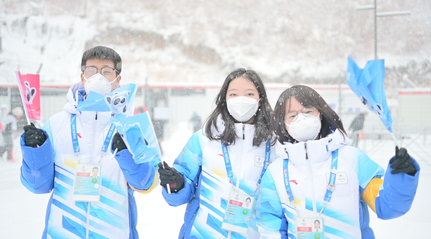 冬奥会志愿者服务照片图片