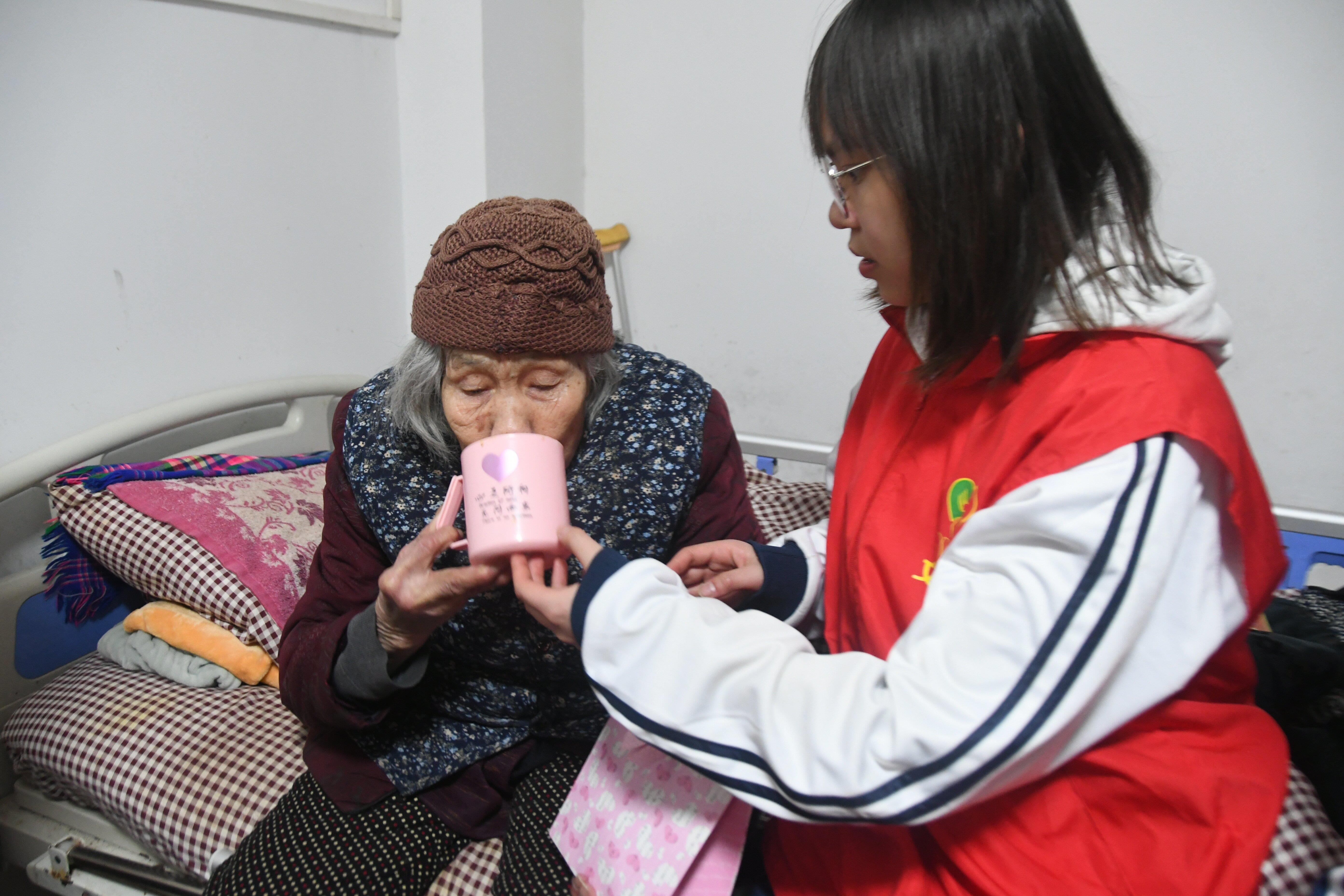 道县二中学雷锋青年志愿者关爱特困老人