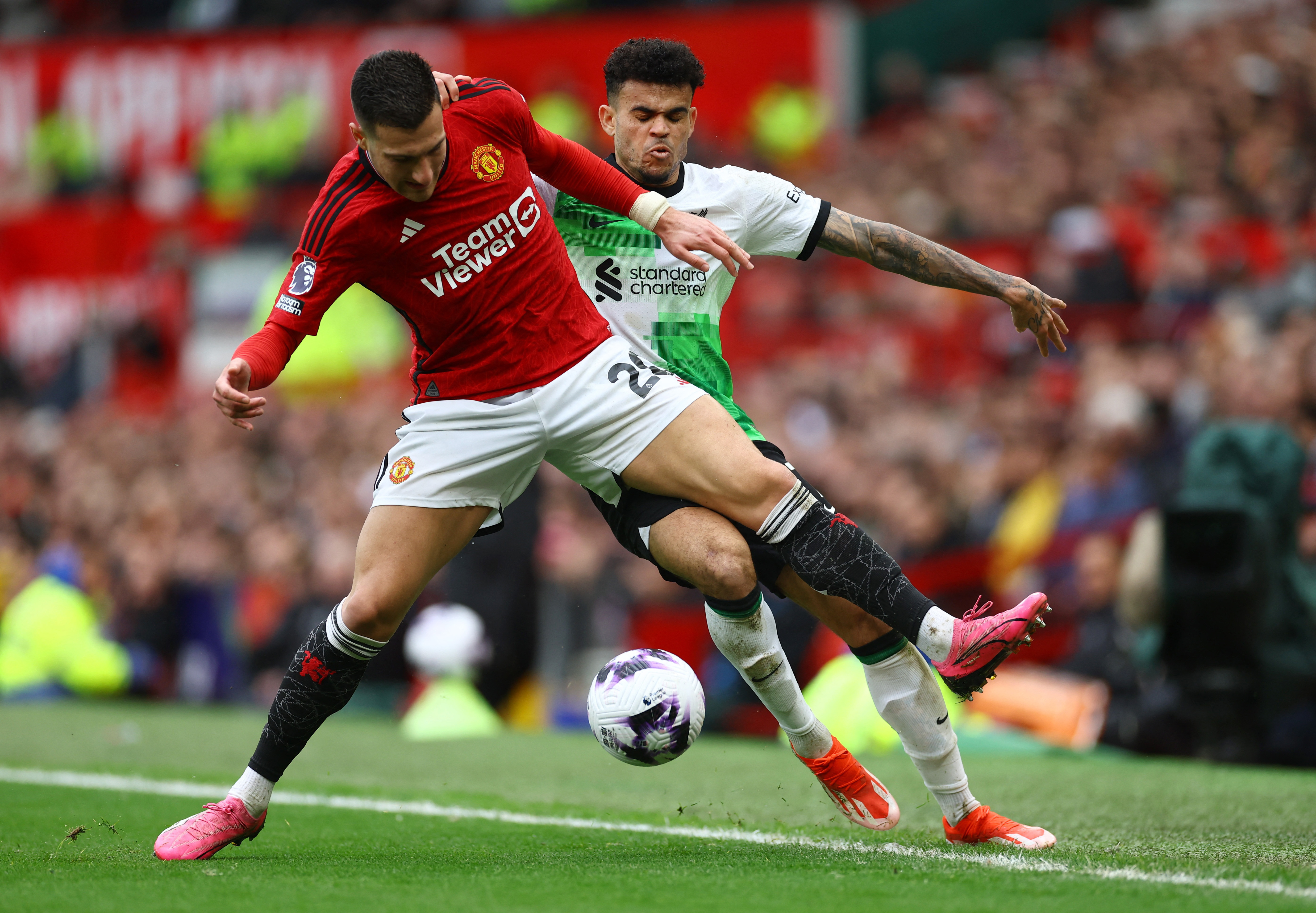 (体育)足球——英超:曼联平利物浦