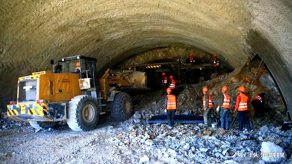 国道109新线隧道工程完成首次爆破