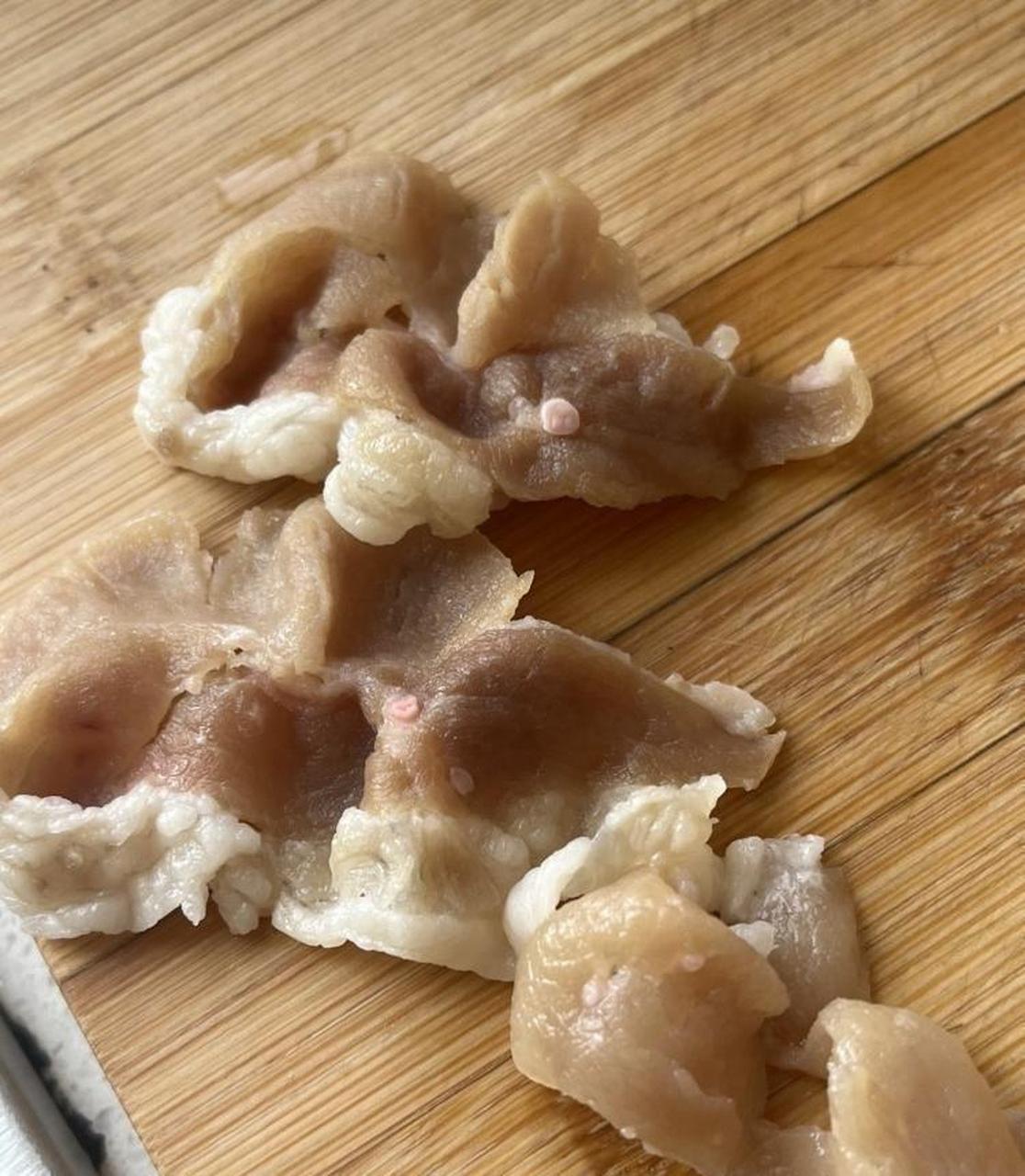 无良心的商家,煮熟了才发现全是淋巴肉,这还能吃吗,扔了又有点可惜.