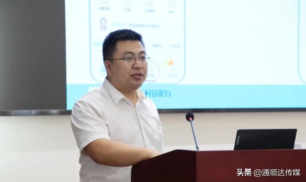 仪式,银座银行行长助理陈峰与世纪洪雨集团董事长孙哲参与授牌仪式