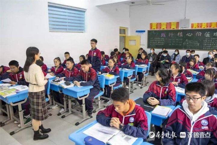 淄川中学举行思政课教师座谈会