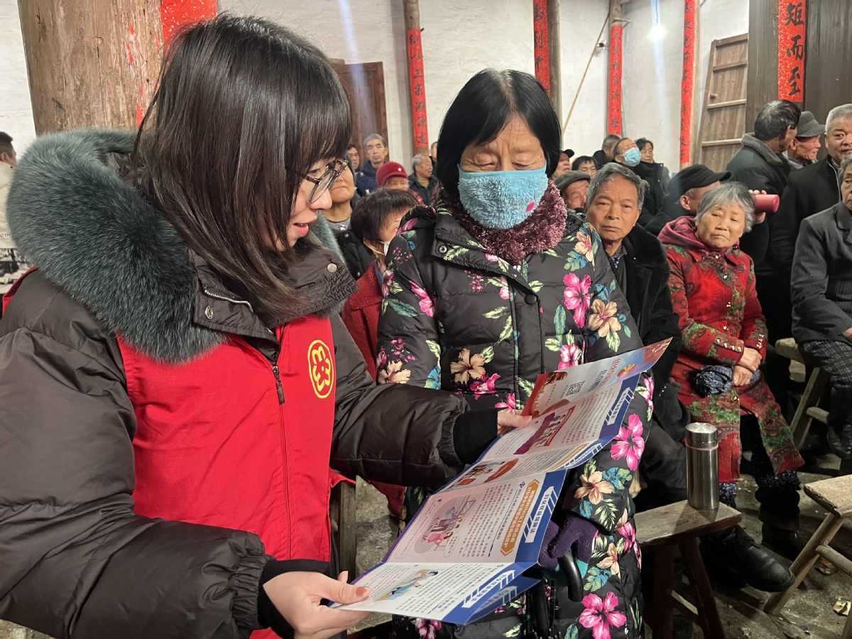 镇妇联开展"建设法治浙江·巾帼在行动"建德市巾帼普法乡村行活动