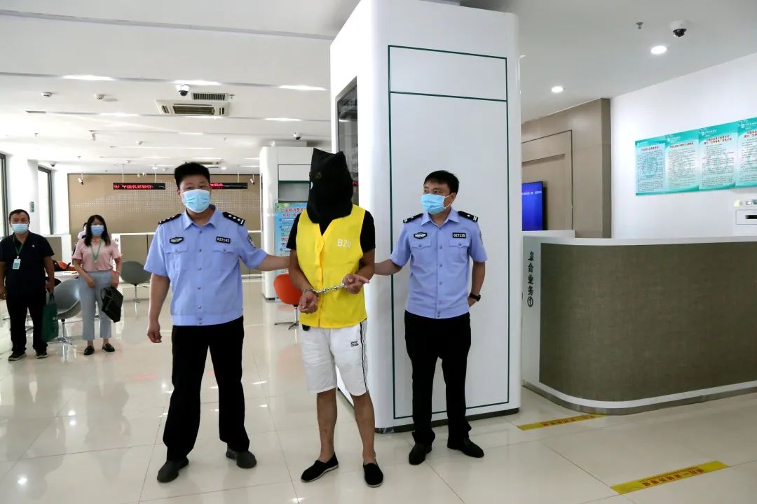成安公安押解涉"两卡"违法犯罪嫌疑人公开指认现场