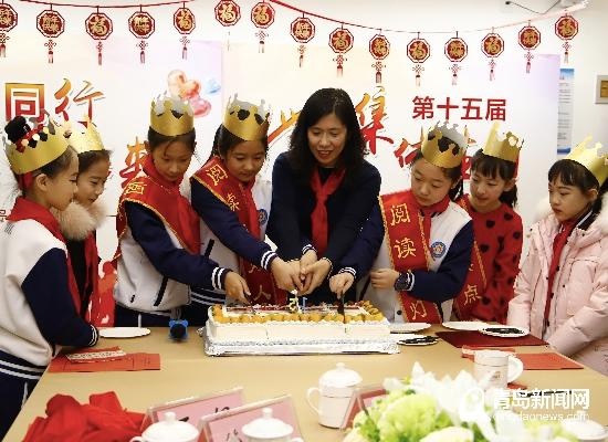 齐唱"生日快乐 青岛开平路小学庆祝第十五届集体生日