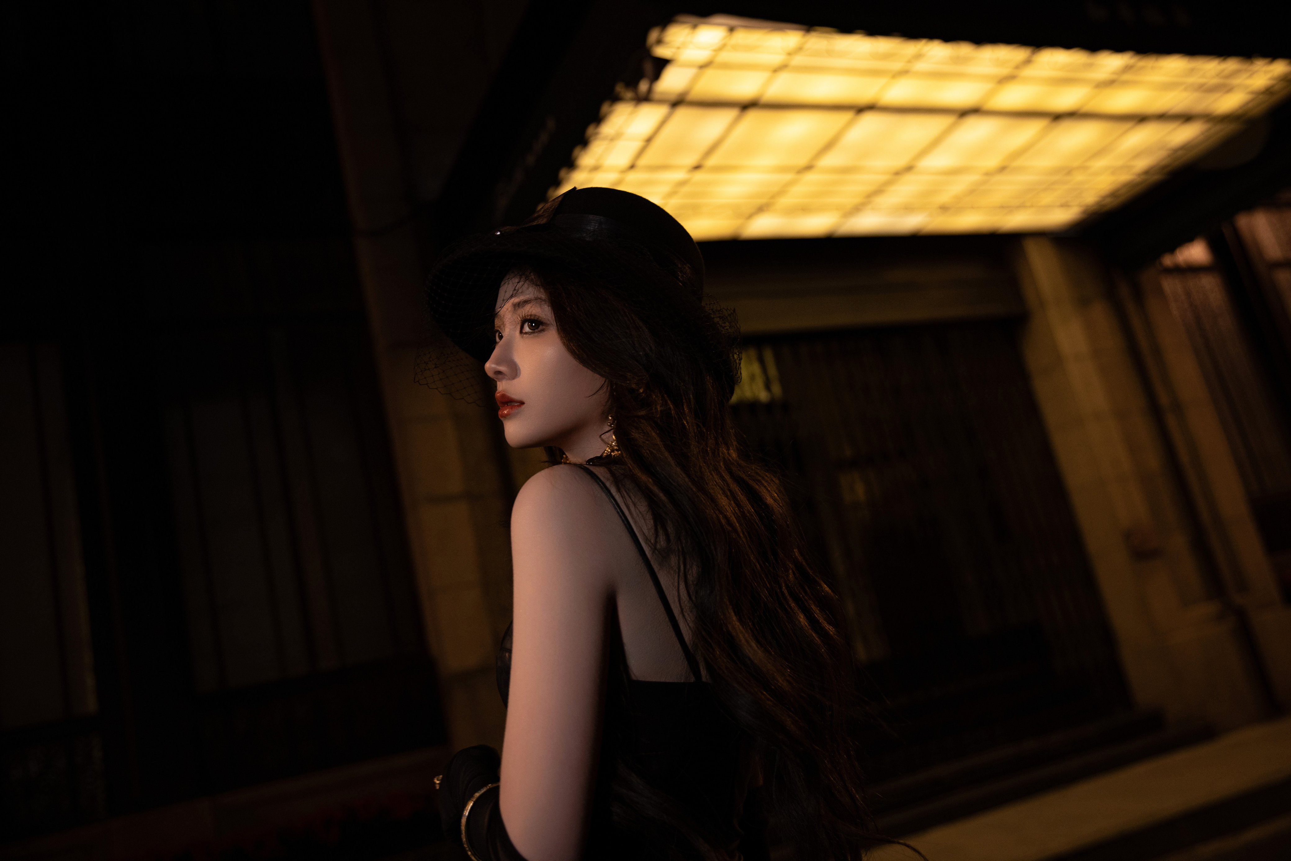 明星写真:喻言黑色吊带抹胸晚礼长裙复古美照,五官精致身材婀娜