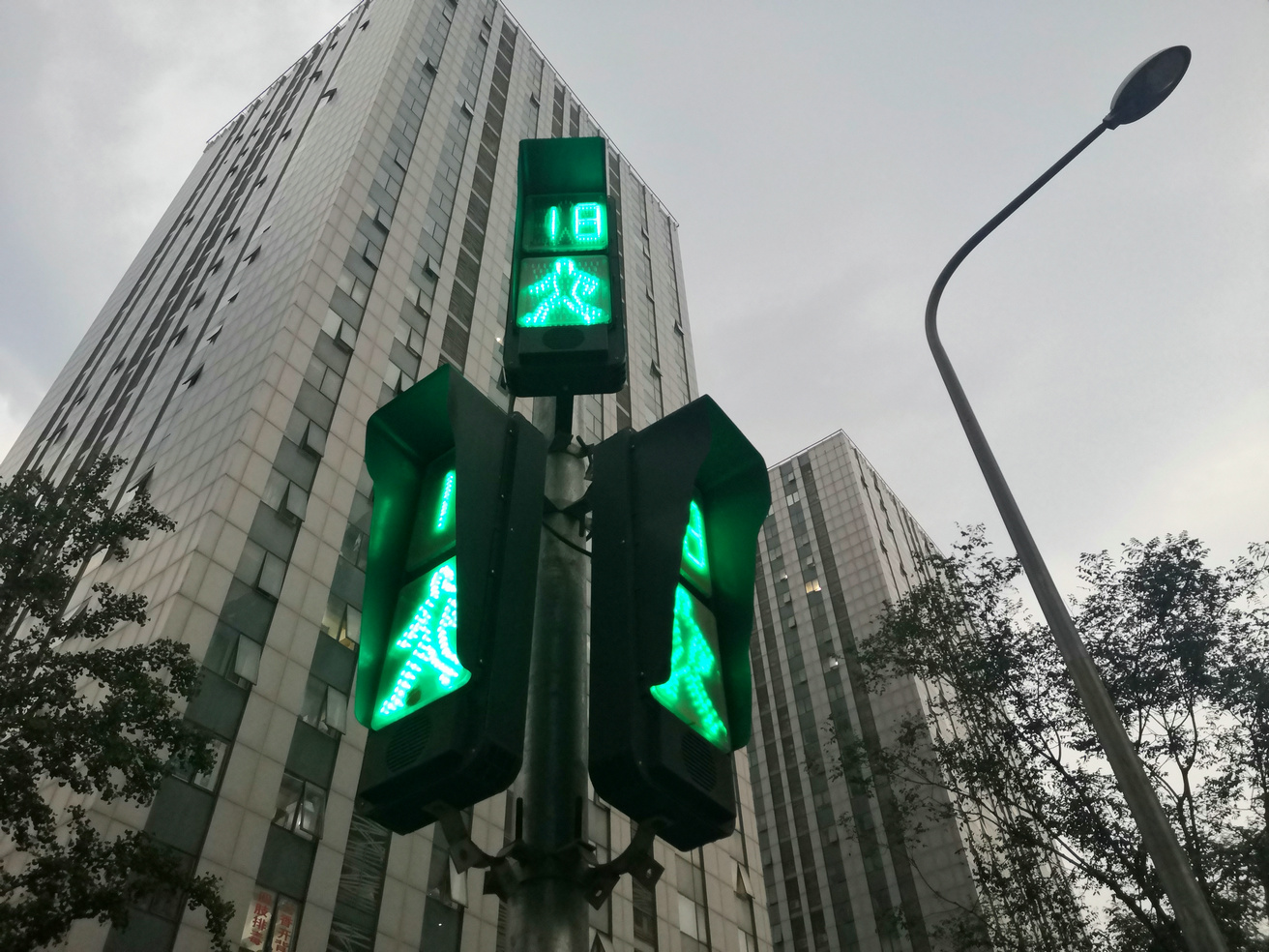 斑马线硬件升级改造后,过马路更快更安全了吗?