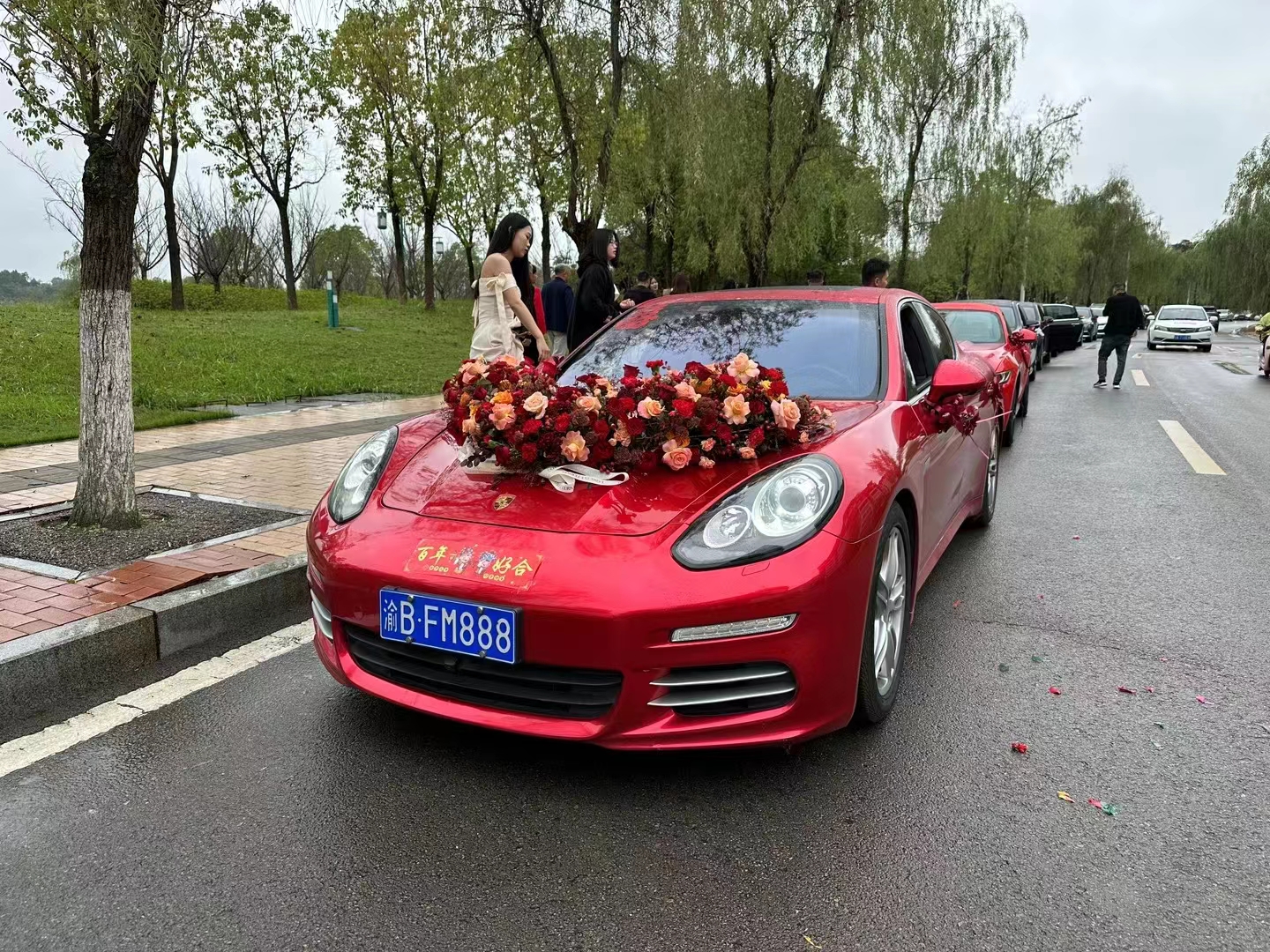 红色帕拉梅拉加上红色马自达车队组成的结婚车队你说亮眼不?