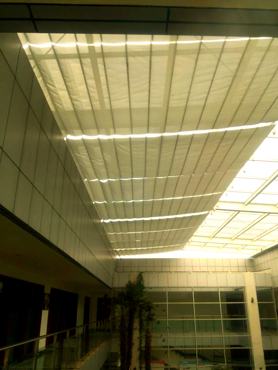 电动天棚帘:个性化遮阳解决方案