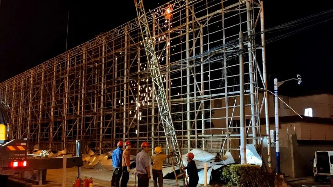 9号线九亭站一处超大型户外广告牌被拆除