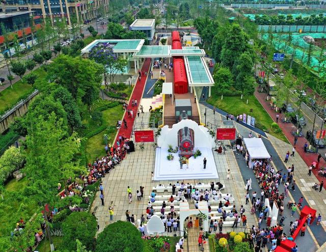 "扯证"在火车里?空中视角打卡成都二仙桥公园婚姻登记处