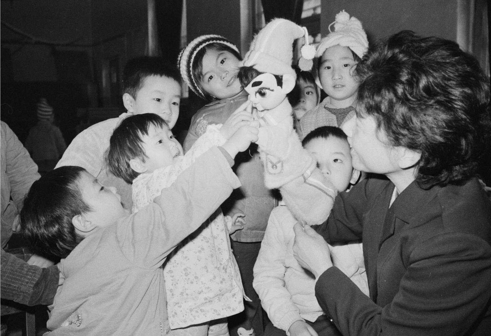 全团70余名专职演员分成3个小队前往全市小学和幼儿园,团里没有汽车