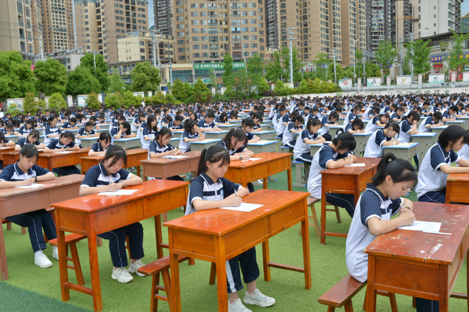 印江三中开展千名学生汉字听写大赛活动