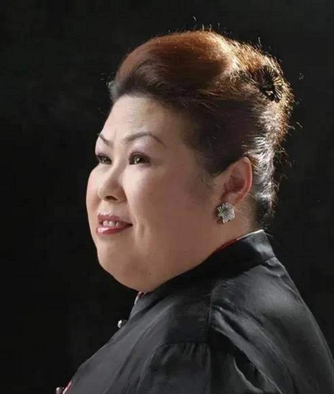 一次,董立范委屈地说:"所有的人一看到我就躲,尤其是男人,所以到现在