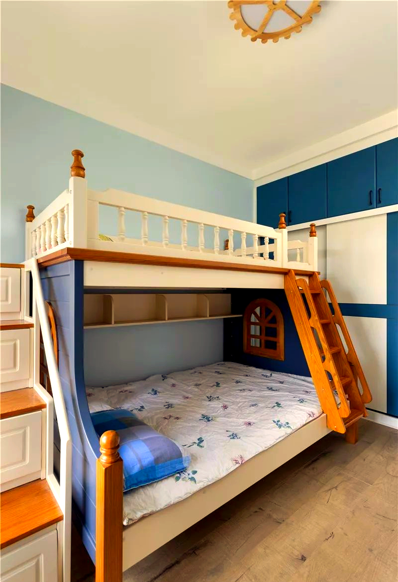 白色,这种简洁而舒适的颜色,当它应用在儿童房的上下床上时,会使得