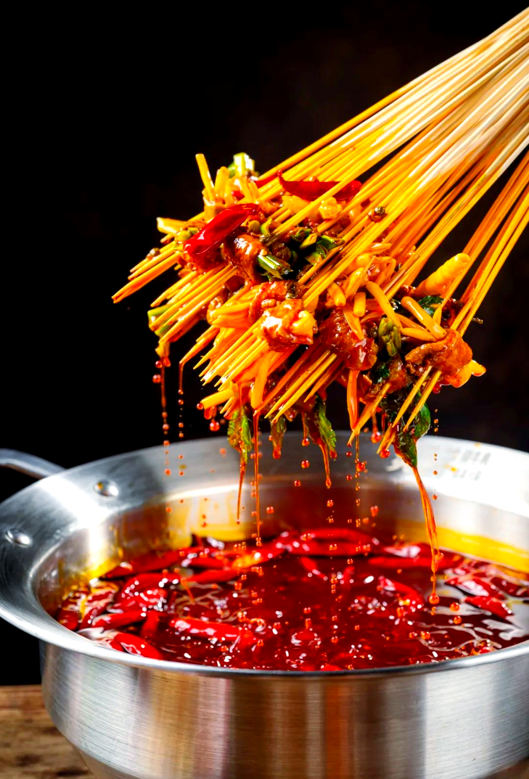 烫芊芊鲜牛肉串串火锅:锅底醇厚,食材新鲜,回味无穷!