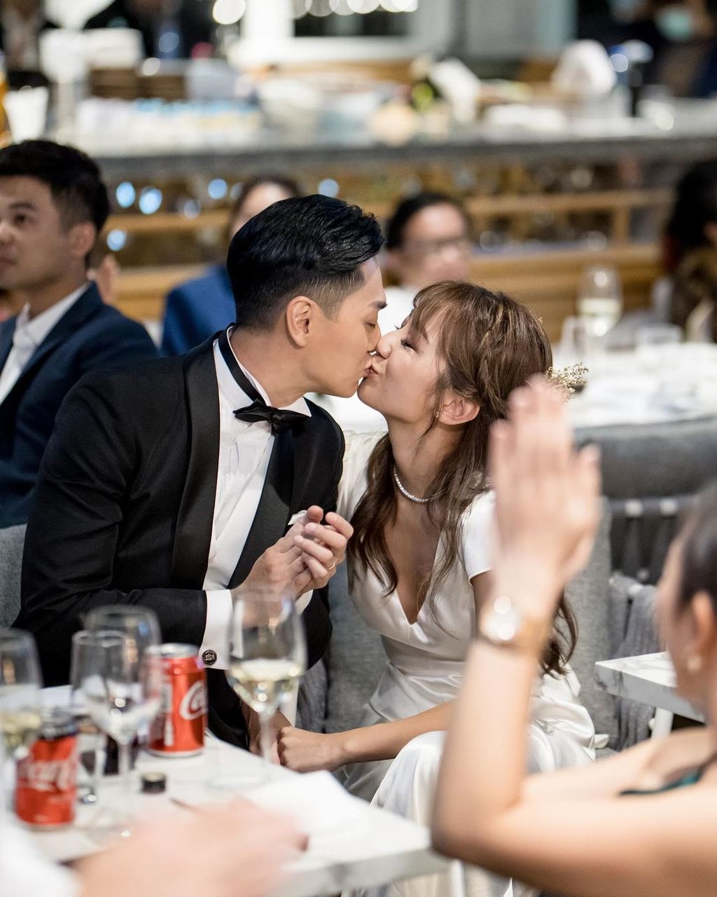 恭喜!tvb小生郑俊弘官宣妻子怀孕,预产期在六月份,一索得男