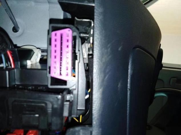 此插头并非普通的行车电脑插口,而是一个obd接口