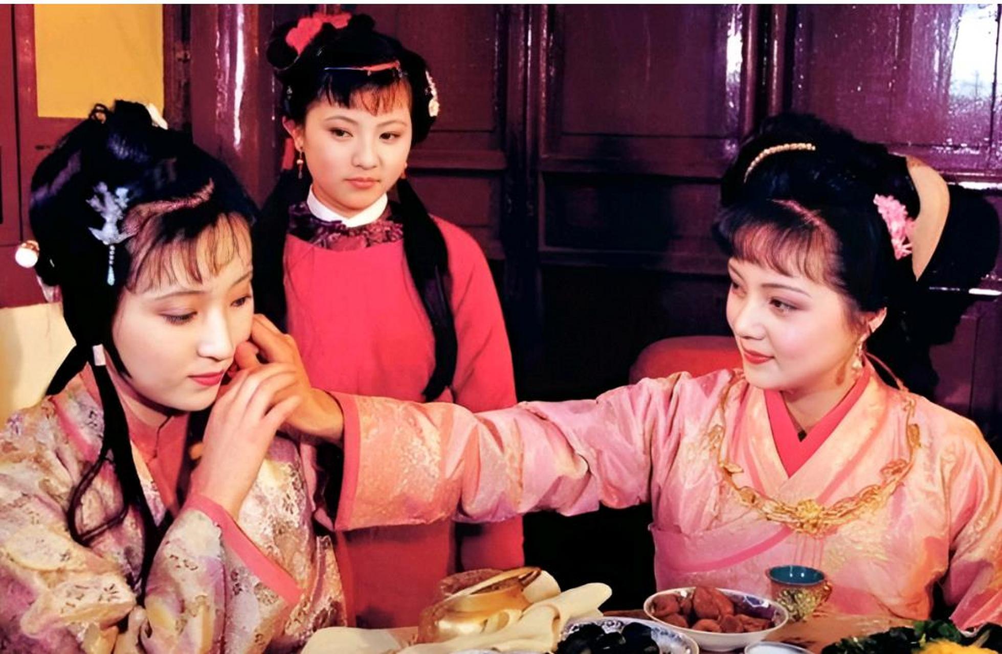 1988年陈晓旭生前珍贵照片,照片中的另外两个人,一个是演员小林黛玉