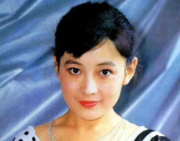 娜仁花:嫁给导演丈夫,42岁坚持高龄产子,如今她还好吗?