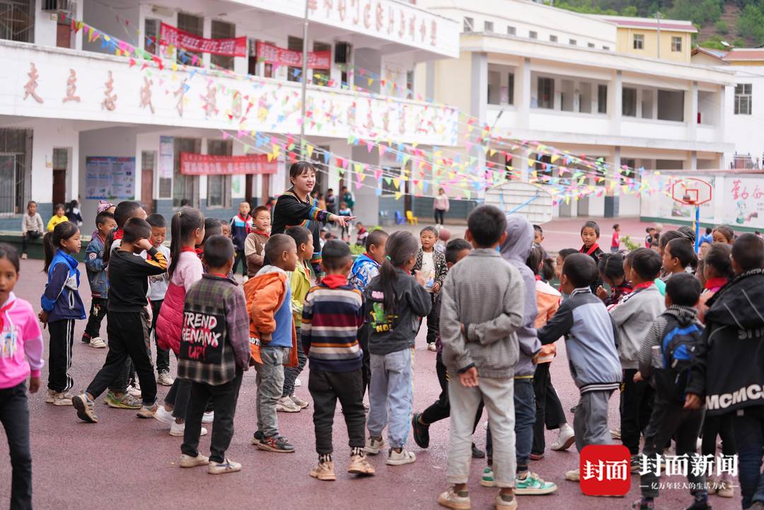 封面深镜|悬崖村小学撤并:一个老师的257条视频记忆