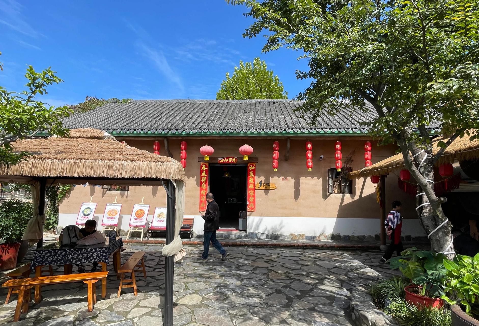 去了才发现,龙韵村没有刻板划一的建筑风格,村里