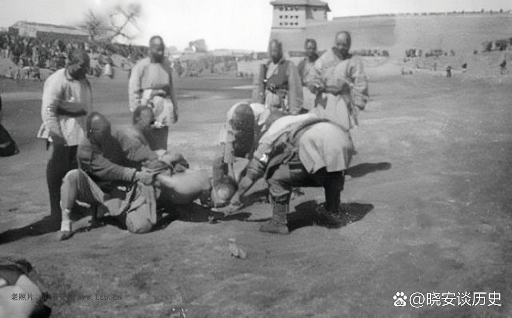 1901年,义和团成员被斩首的老照片,画面中他们已经身首异处,而一群洋