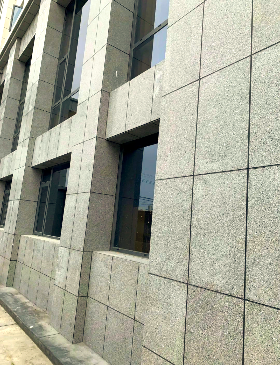 山东芝麻灰石材生产厂家批发及直销服务:地铺石,路沿石等多种产品介绍