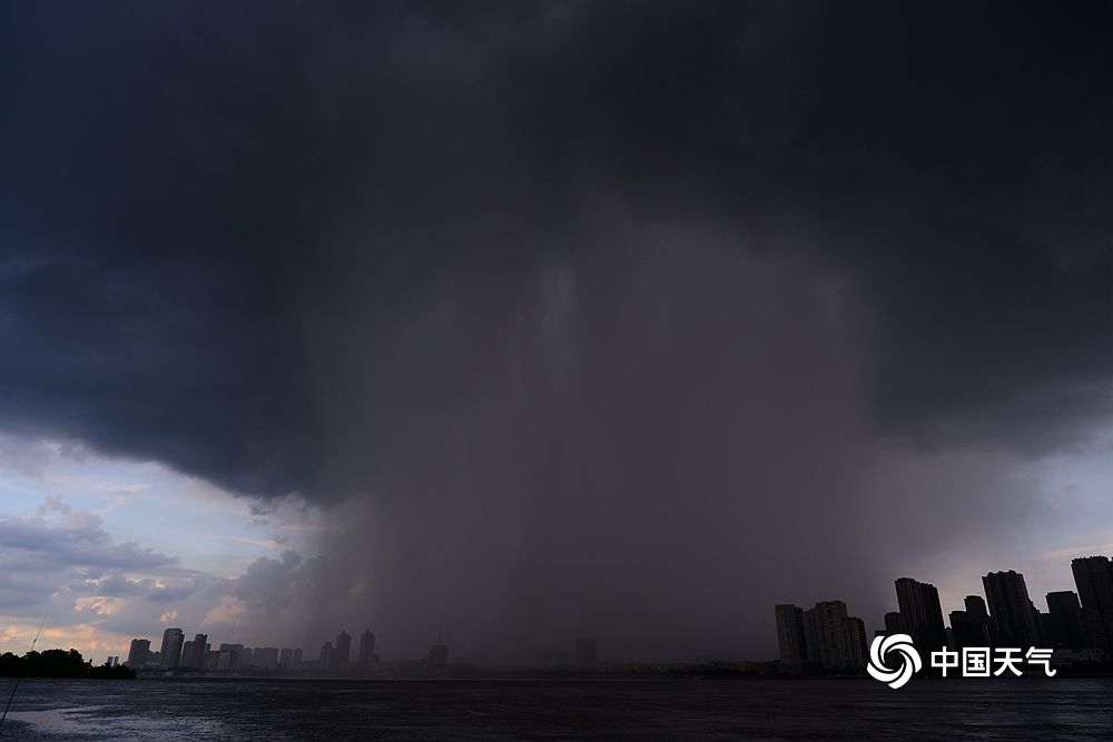 超震撼!哈尔滨雷暴云团形成"雨墙"景观
