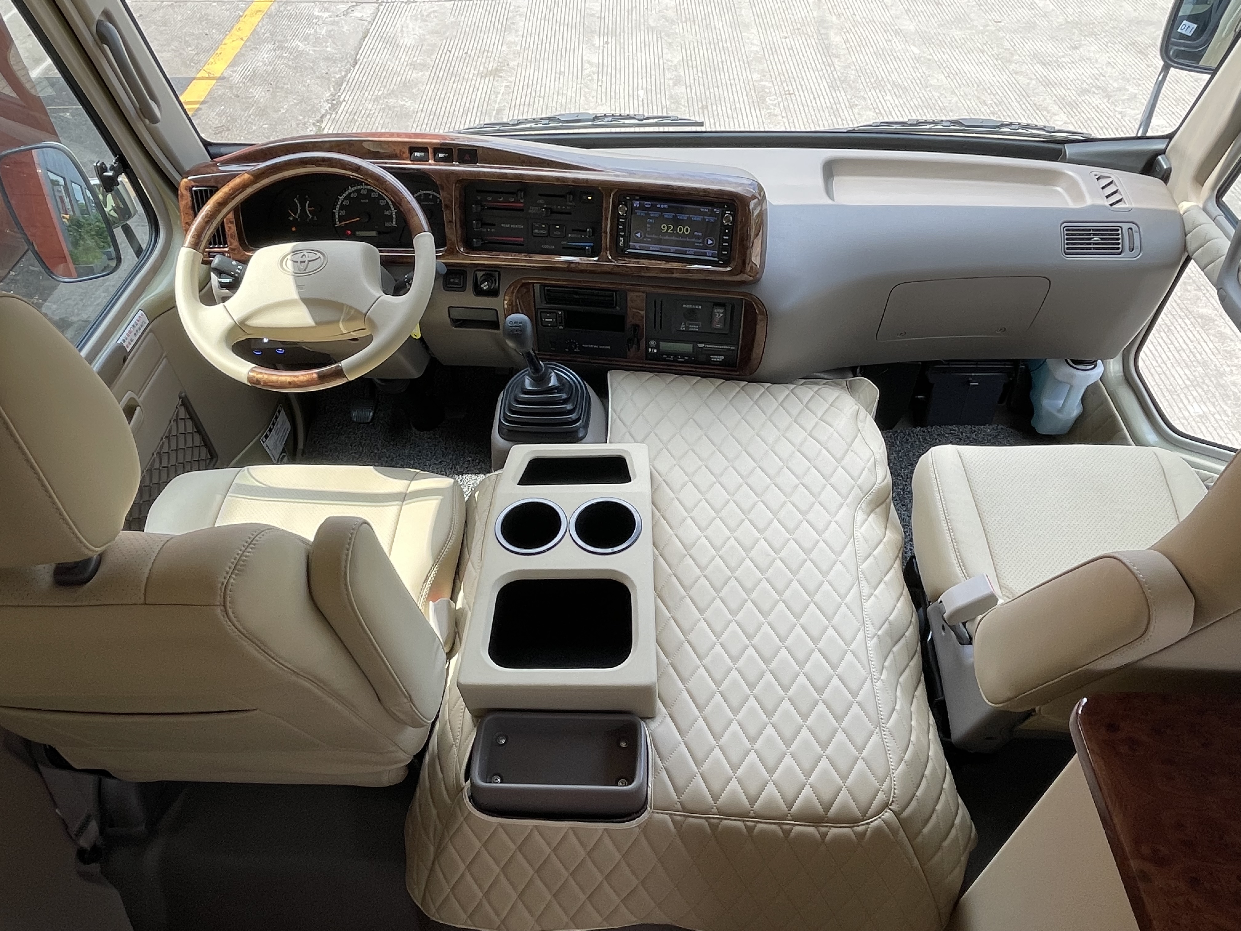 丰田柯斯达17座行政陆地公务舱2022客户种草不断的改装案例效果!