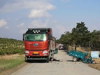 昌图女子驾驶三轮车与大货车相撞,不幸殒命