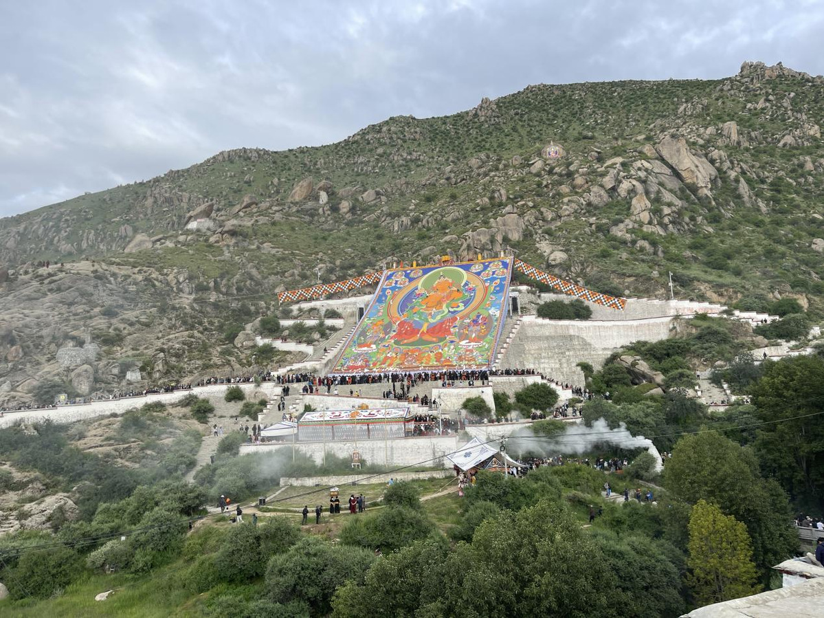 拉萨哲蚌寺举行雪顿节展佛活动