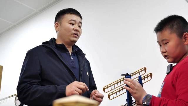 闪亮的名字|张明辉:种下爱国情 点亮科技梦