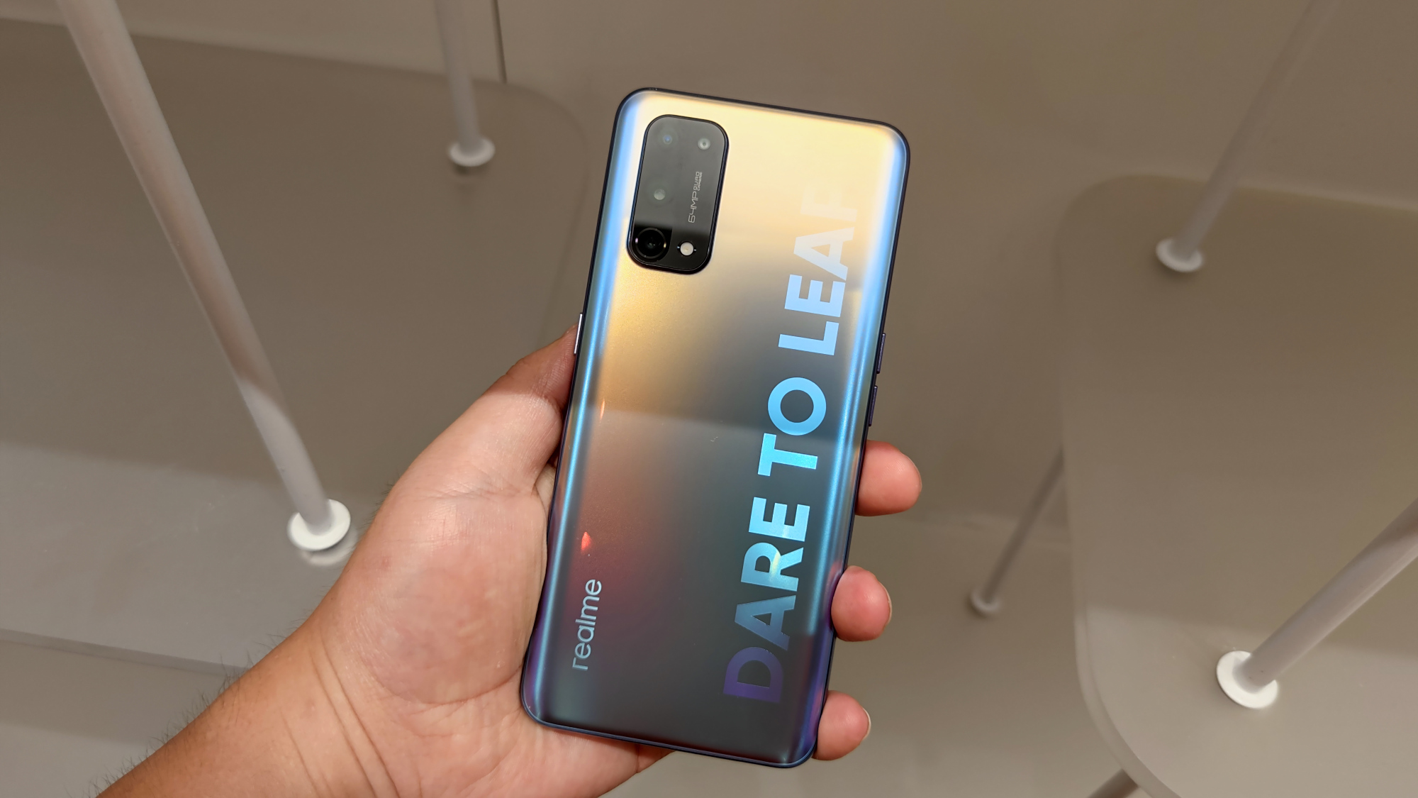 强调潮玩设计realme真我x7系列背面太靓了狙击友商