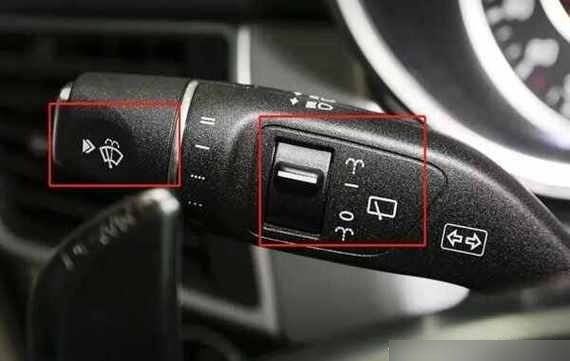 奔驰玻璃水开关在哪里