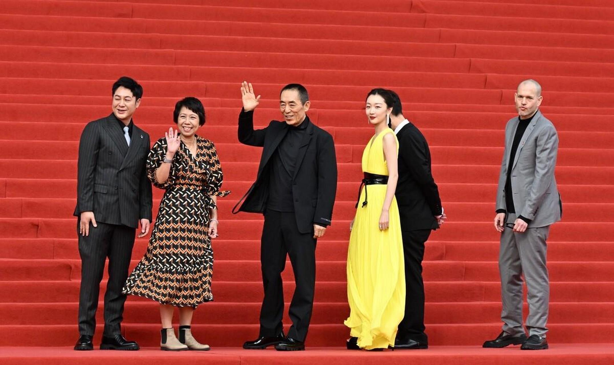 今天张艺谋和周冬雨,张颂文还有张颂文一起亮相北京电影节红毯,张艺谋